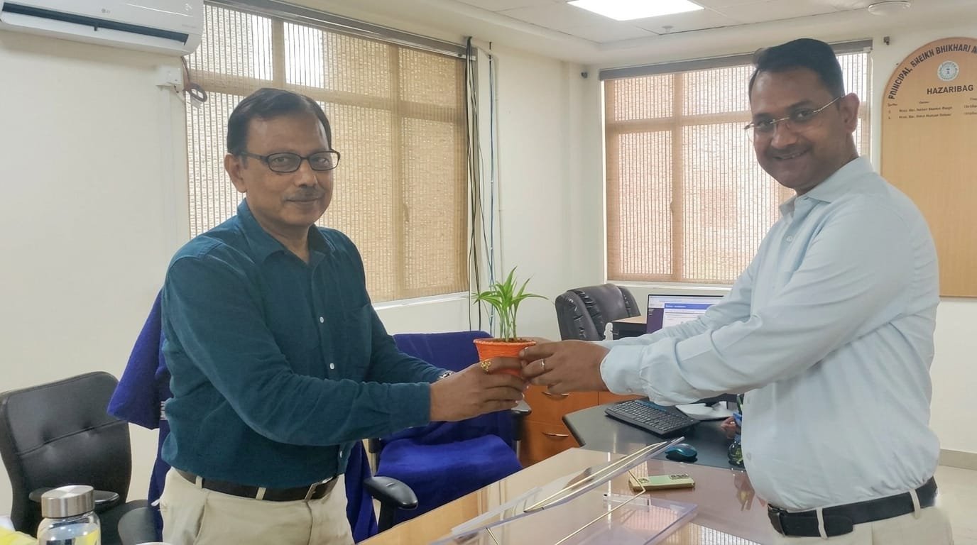 सांसद के निर्देश पर उनके लोकसभा क्षेत्र के मीडिया प्रतिनिधि ने मेडिकल कॉलेज के नए प्राचार्य से की मुलाकात