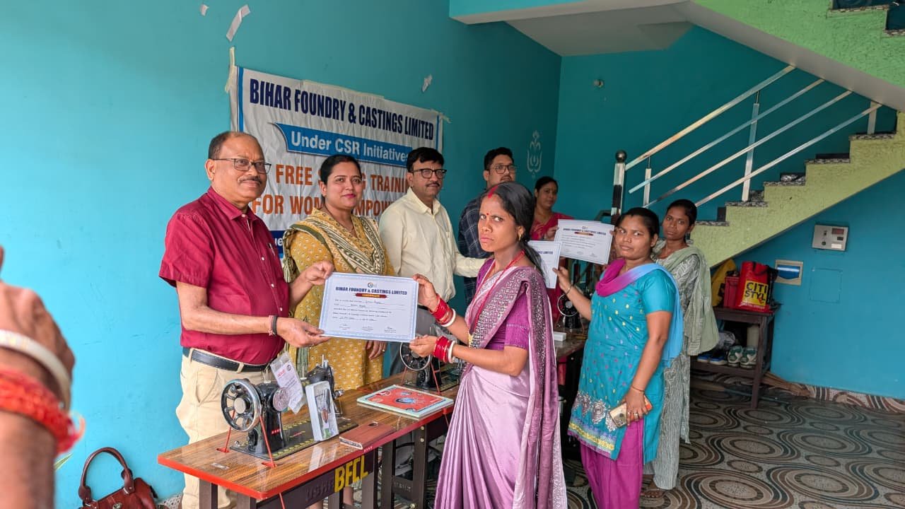 बीएफसीएल द्वारा सीएसआर के तहत महिलाओं को किया गया सिलाई मशीन का वितरण
