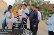 राहगीरों को वाहन चलाते समय सड़क सुरक्षा नियमों का पालन करने हेतु चलाया गया जागरूकता अभियान