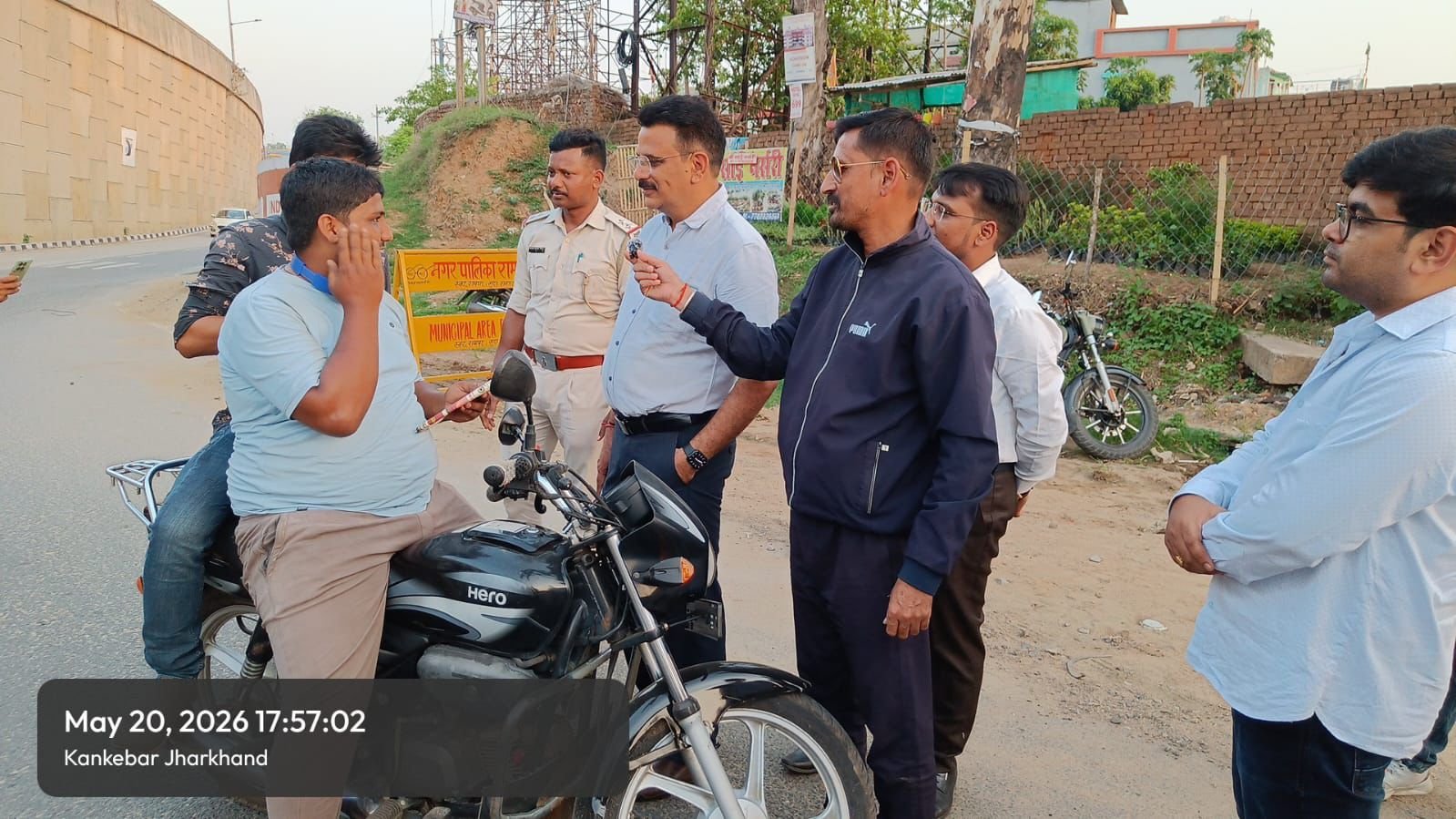 राहगीरों को वाहन चलाते समय सड़क सुरक्षा नियमों का पालन करने हेतु चलाया गया जागरूकता अभियान