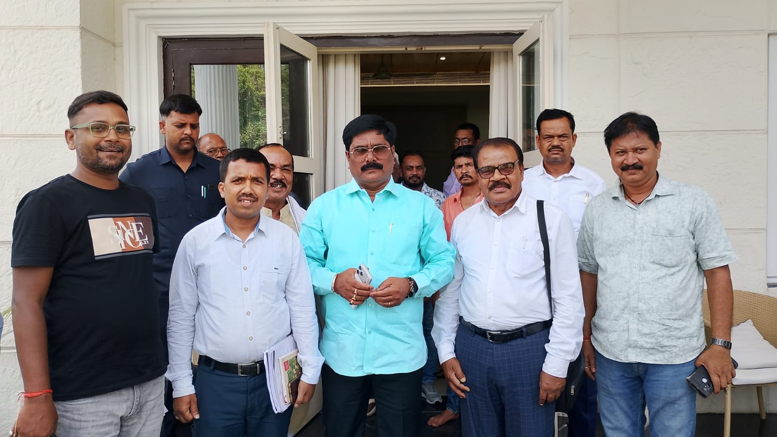 राज्य के मंत्री योगेंद्र प्रसाद से मिला खोरठा साहित्य संस्कृति परिषद का प्रतिनिधिमंडल