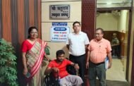 जनता दरबार में दिव्यांग जलेश्वर महतो को उपलब्ध कराया गया व्हीलचेयर