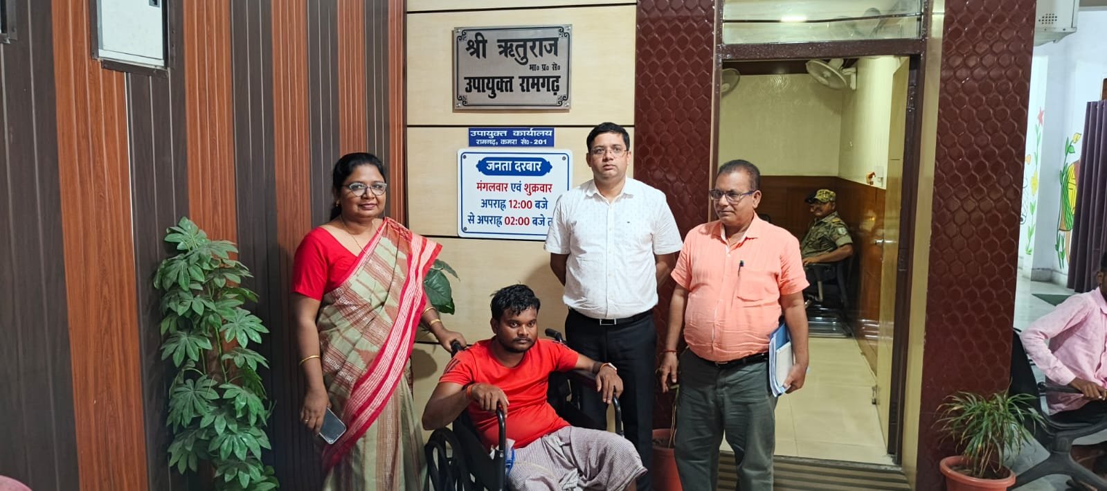 जनता दरबार में दिव्यांग जलेश्वर महतो को उपलब्ध कराया गया व्हीलचेयर