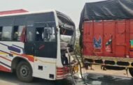 रांची-पटना मुख्य मार्ग पर कुजू में बस और ट्रक में भीषण टक्कर