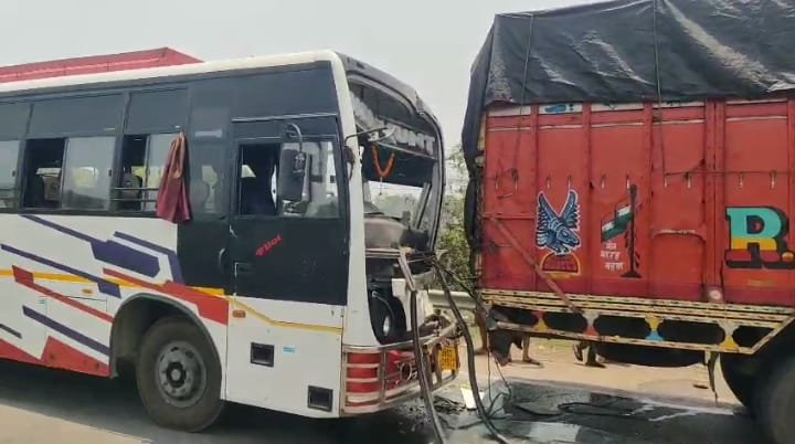 रांची-पटना मुख्य मार्ग पर कुजू में बस और ट्रक में भीषण टक्कर