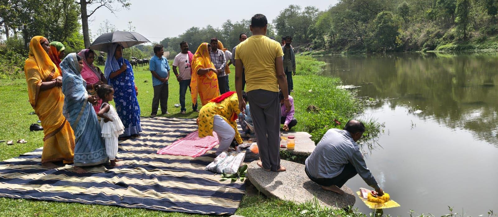 भुरकुंडा:सौंदा डी नकारी नदी तट पर मना गंगा दशहरा