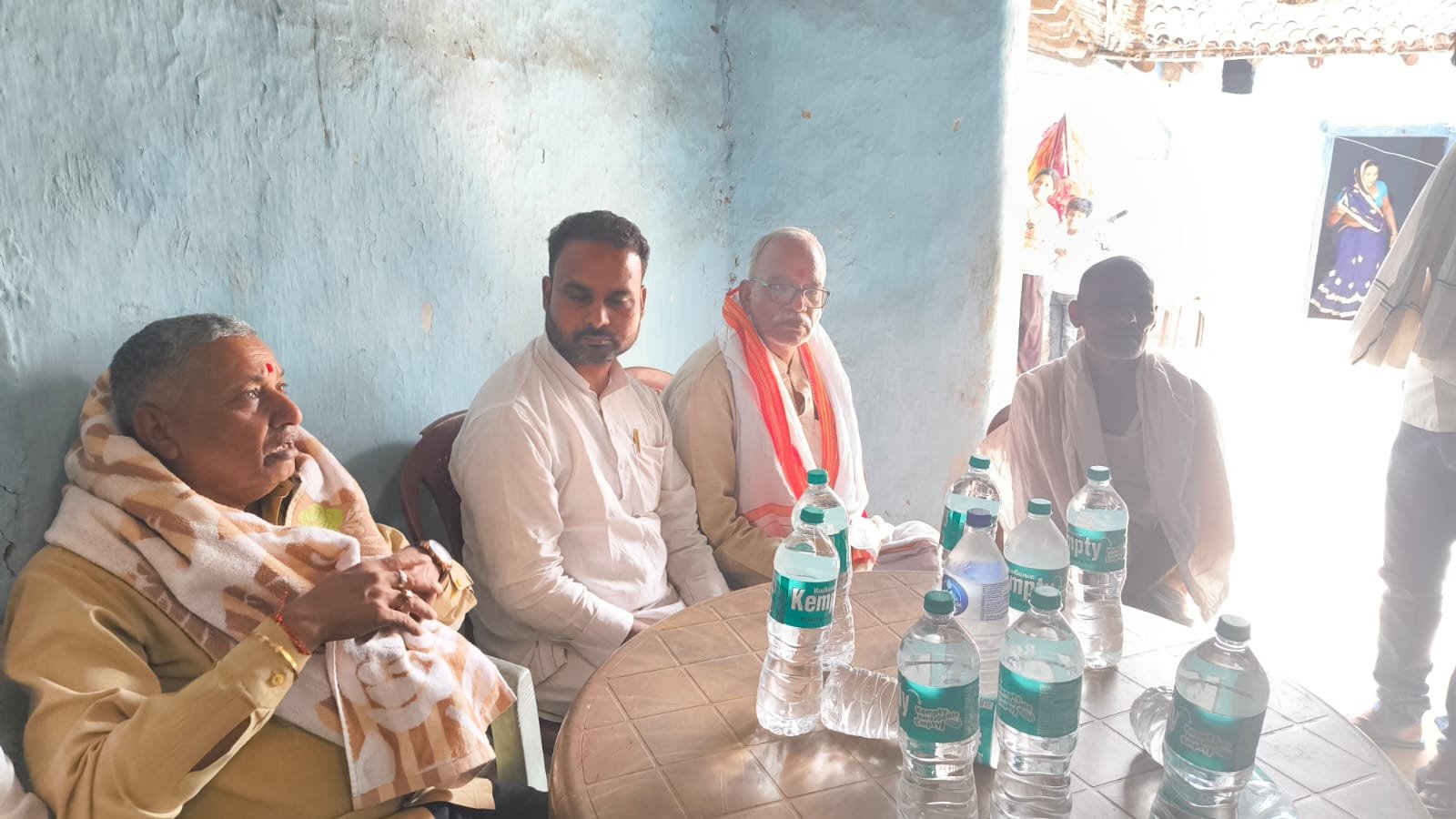 वज्रपात से हुई युवक की मौत, सांसद ने परिजनों से मिल जताई संवेदना,सहयोग राशि दी