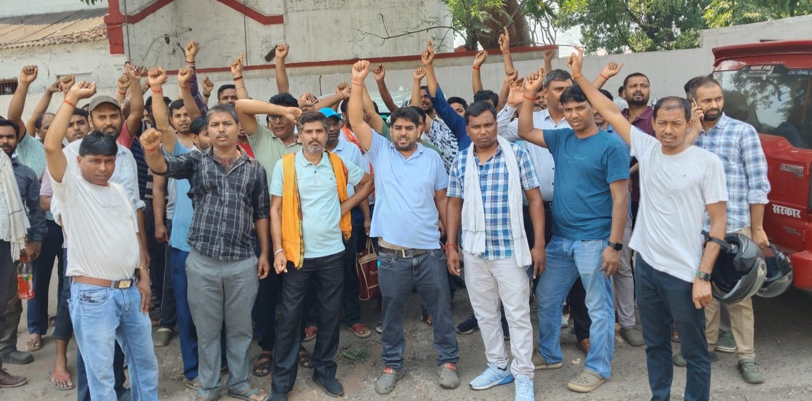 बरकाकाना रेलवे रनिंग स्टाफ ने जमकर काटा बवाल