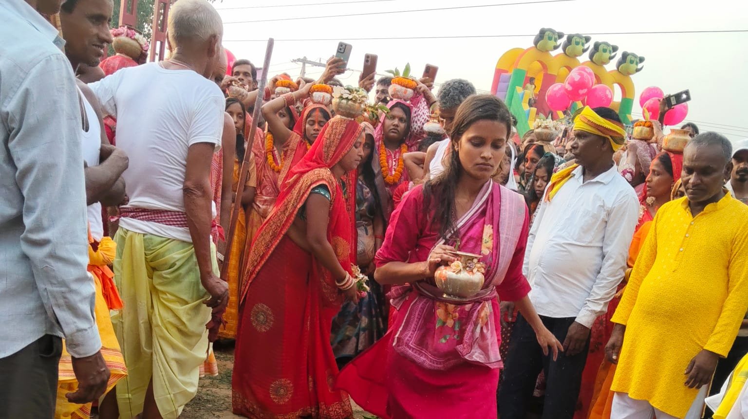 मंडा में शिव भक्तों ने दहकते अंगारों पर चलकर दी शिव भक्ति की कठिन परीक्षा 