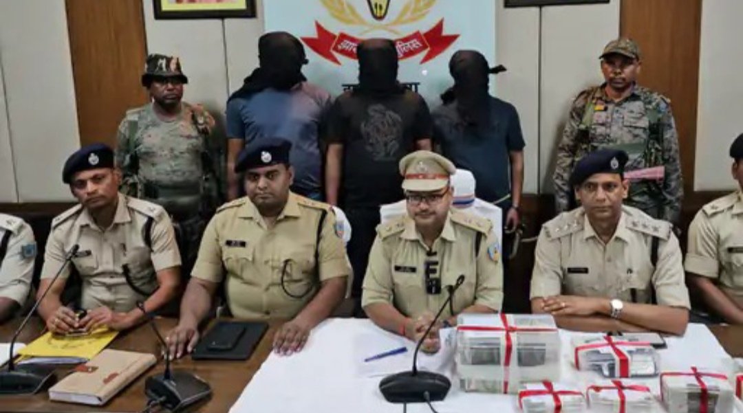 हजारीबाग बैंक लूटकांड में बनारस से 3 गिरफ्तार,912 ग्राम सोना, 20 लाख रुपए बरामद
