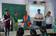 पतरातू मुखिया ने स्कूल के टॉपर छात्र छात्राओं को किया सम्मानित