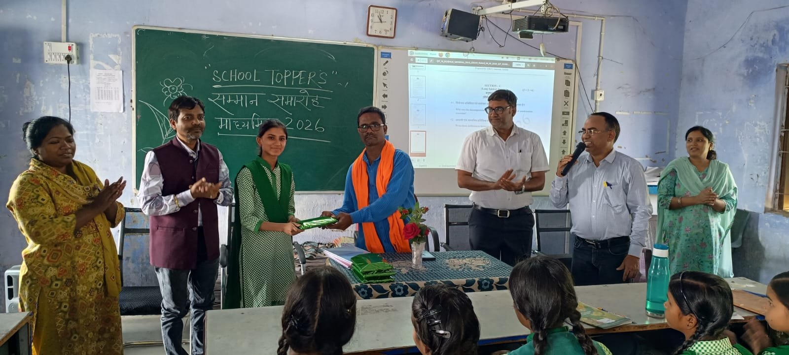 पतरातू मुखिया ने स्कूल के टॉपर छात्र छात्राओं को किया सम्मानित