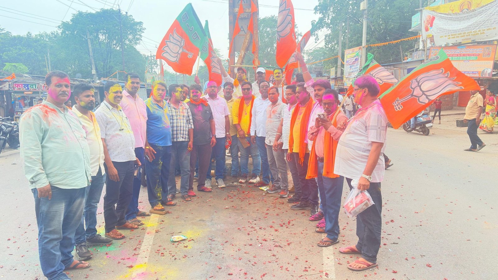 तीन राज्यों के विधानसभा चुनाव में भाजपा की जीत पर पतरातू में निकाली गई विजय जुलूस