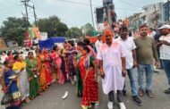 विहिप ने सुभाष चंद्र बोस की प्रतिमा का दूध से किया अभिषेक,51 किलो लड्डू का वितरण