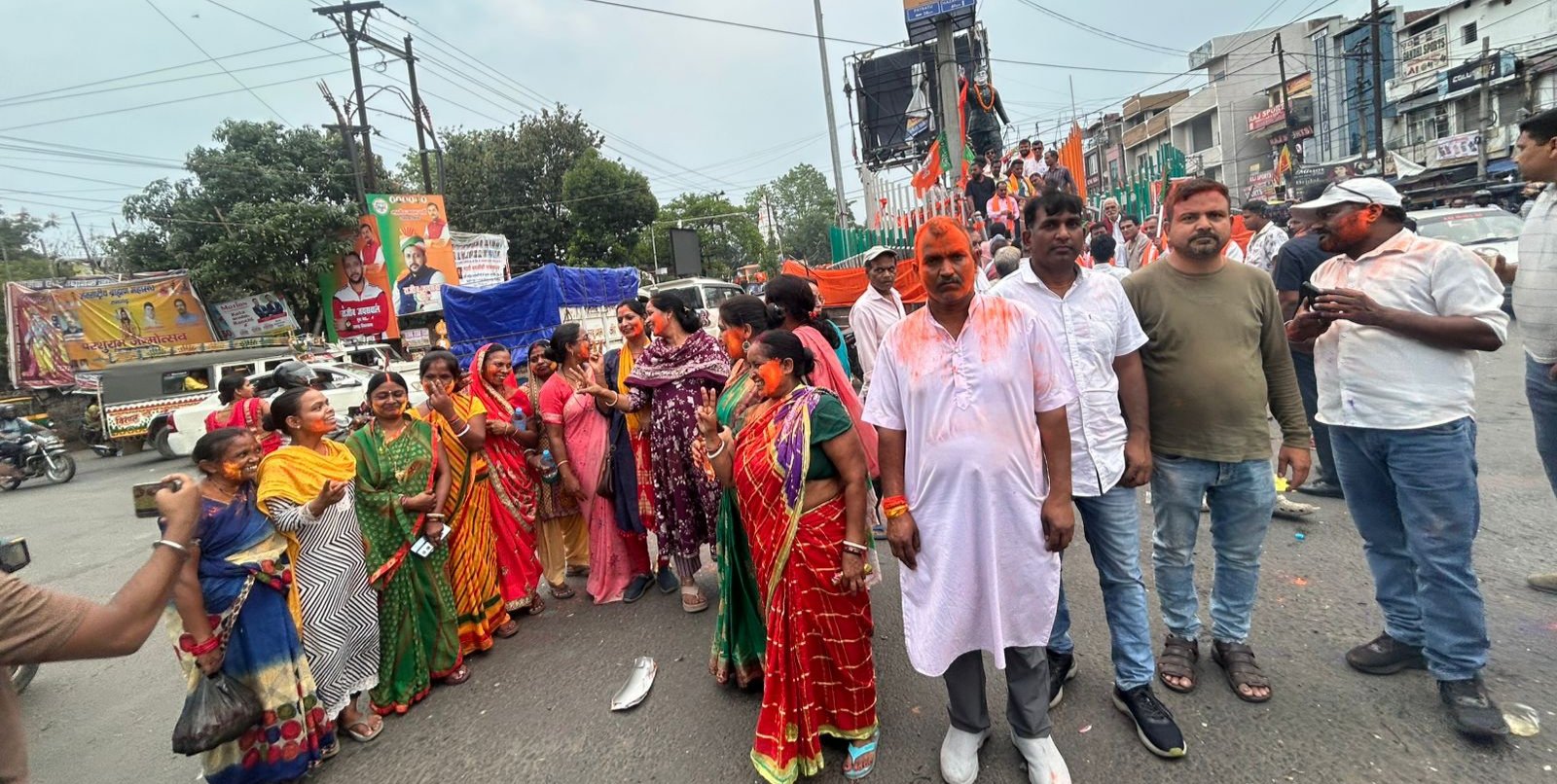 विहिप ने सुभाष चंद्र बोस की प्रतिमा का दूध से किया अभिषेक,51 किलो लड्डू का वितरण