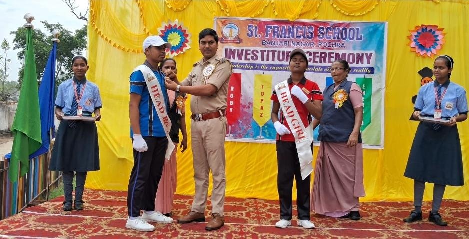 नए नेतृत्व की नई उड़ान:संत फ्रांसिस स्कूल में पदग्रहण समारोह ने जगाई जिम्मेदारी और अनुशासन की भावना