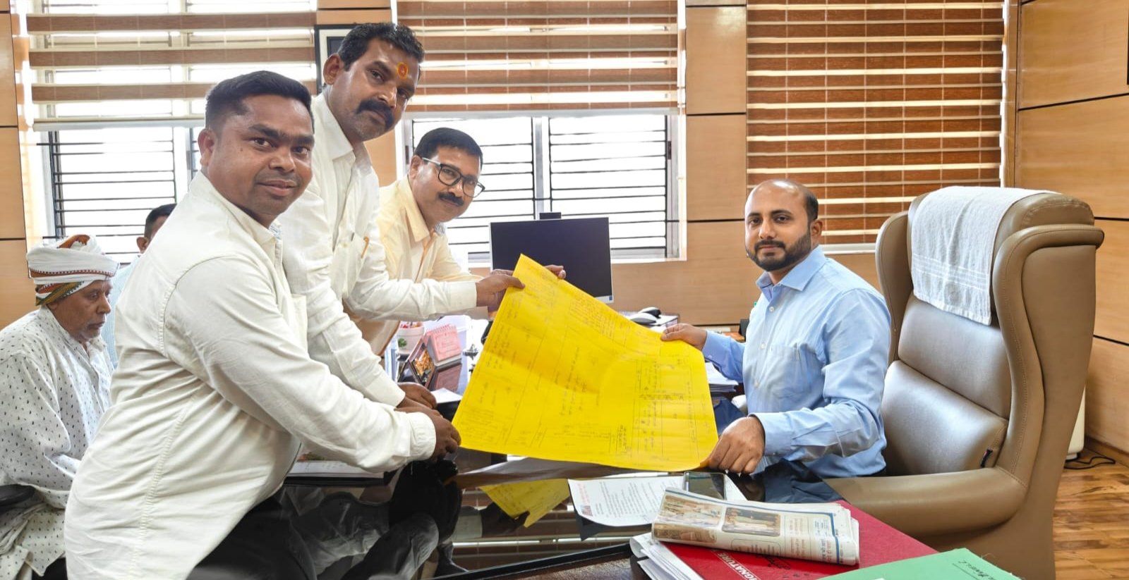 गोला सब्जी मार्केट को लेकर उपायुक्त को नक्शा दिखाकर कराया गया अवगत