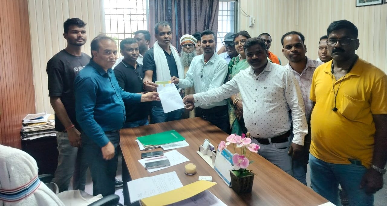 जेएलकेएम ने ओलावृष्टि से बर्बाद हुई फसल को लेकर सौंपा ज्ञापन