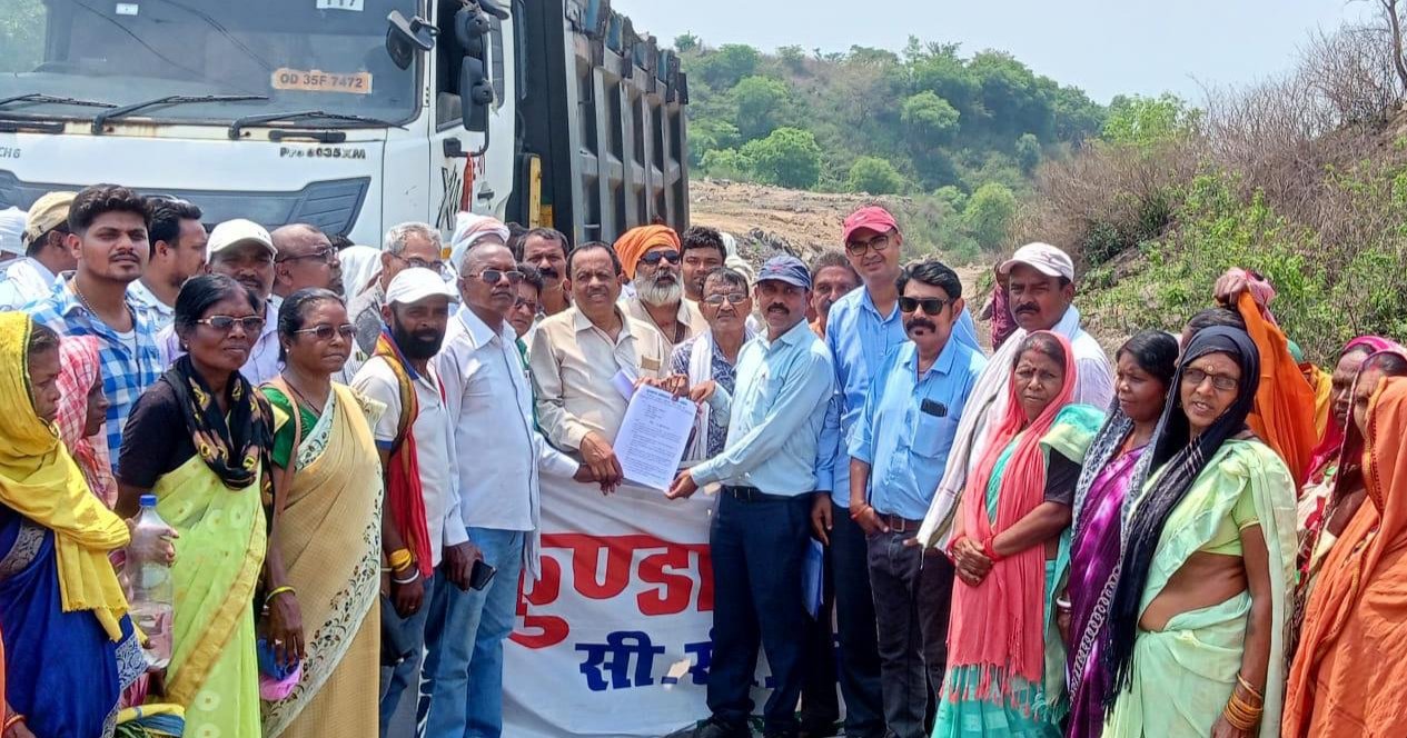 भुरकुंडा कोलियरी रोडसेल समिति ने पांच सूत्री मांगों को लेकर संगम खुली खदान पर किया धरना प्रदर्शन, सौपा मांगपत्र