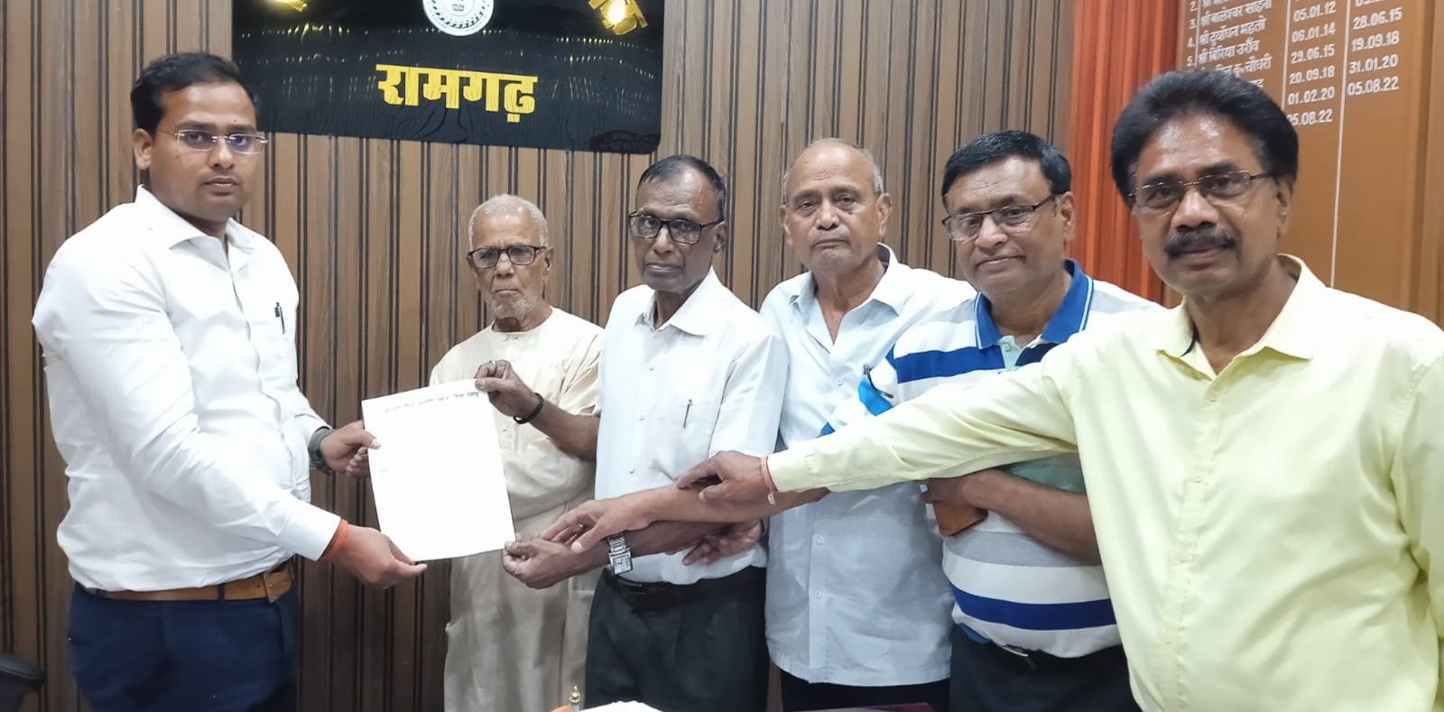 जिला पेंशनर कल्याण समाज का प्रतिनिधिमंडल जिला शिक्षा अधीक्षक से मिला