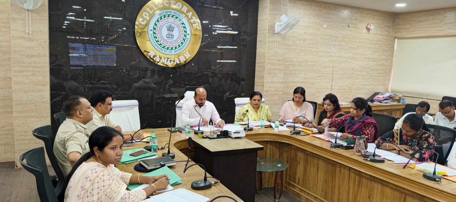राजस्व, नीलम पत्र, आपदा प्रबंधन संबंधित कार्यों की समीक्षा को लेकर उपायुक्त की अध्यक्षता में बैठक आयोजित