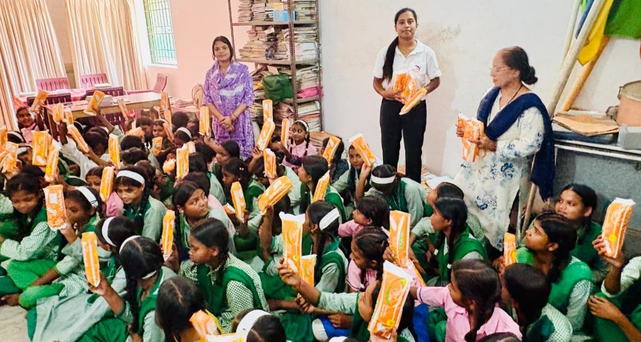 हजारीबाग यूथ विंग के नारी शक्ति अभियान के तहत मिडिल स्कूल कोर्रा में बालिकाओं के बीच सेनेटरी पैड वितरण