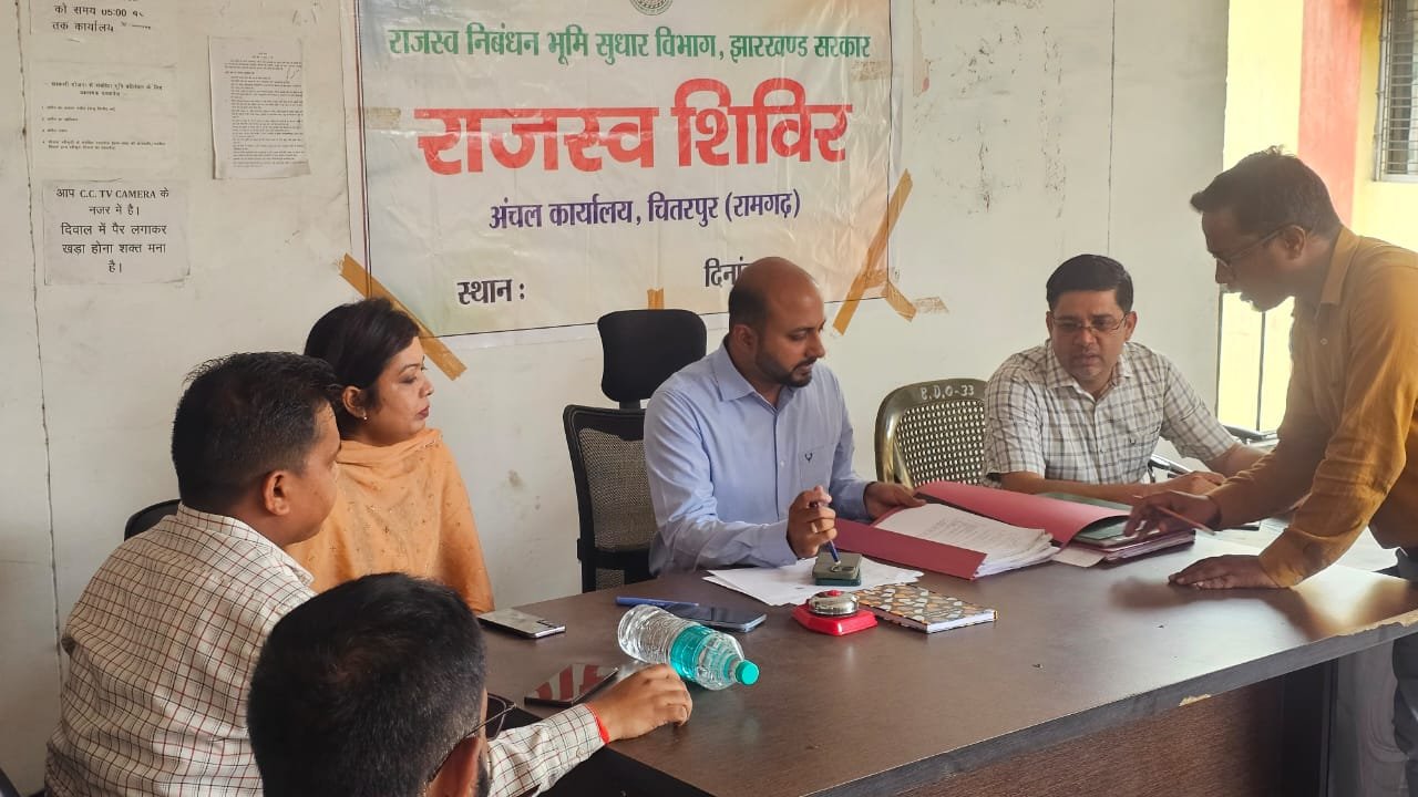 जिला के चितरपुर प्रखंड का उपायुक्त ने किया दौरा, कार्य प्रणाली में सुधार को लेकर उठाया सख्त कदम