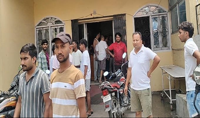दिनदहाड़े व्यवसायी पर जानलेवा हमला,चाकू मारकर फरार हुआ अपराधी