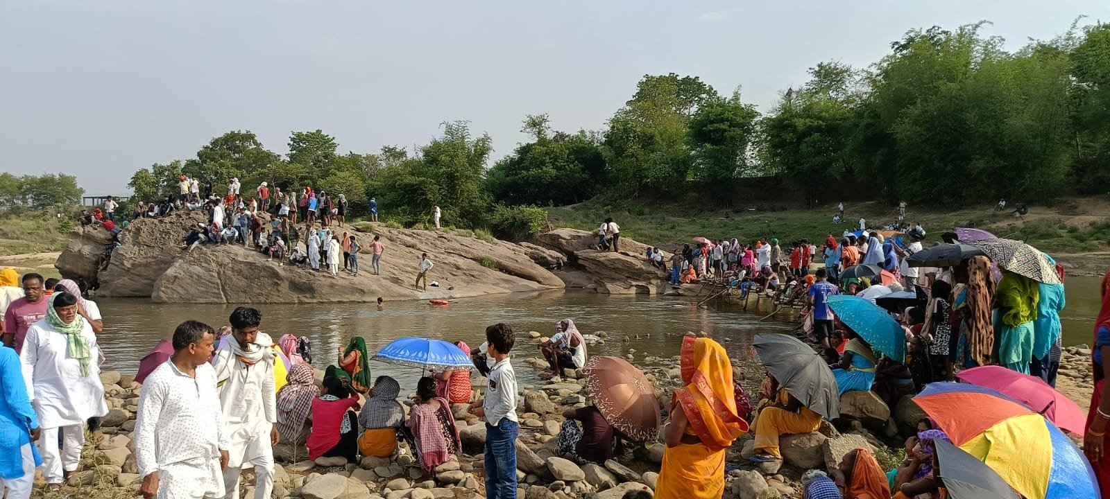 दामोदर नदी में डूबने से एक युवक मौत, तलाश जारी