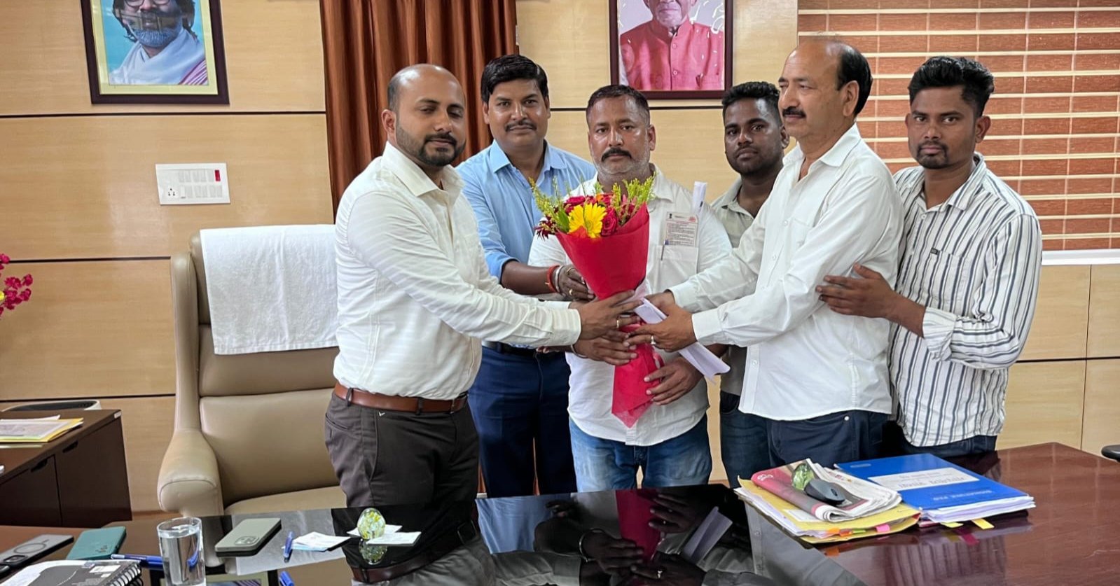 पतरातू मुखिया संघ का प्रतिनिधिमंडल उपायुक्त से मिला , सौपा ज्ञापन