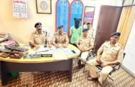 जिला के गोला थाना क्षेत्र में पुलिस ने चलाया अवैध महुआ शराब के खिलाफ अभियान