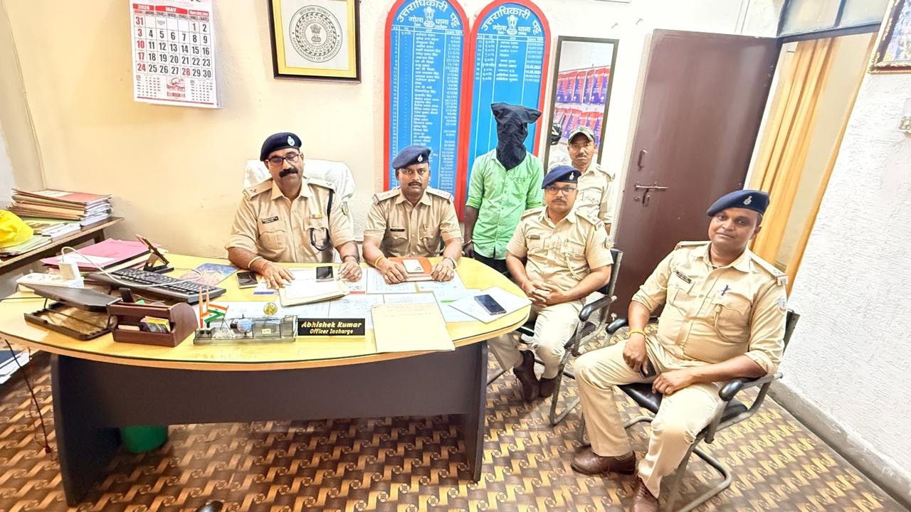 जिला के गोला थाना क्षेत्र में पुलिस ने चलाया अवैध महुआ शराब के खिलाफ अभियान