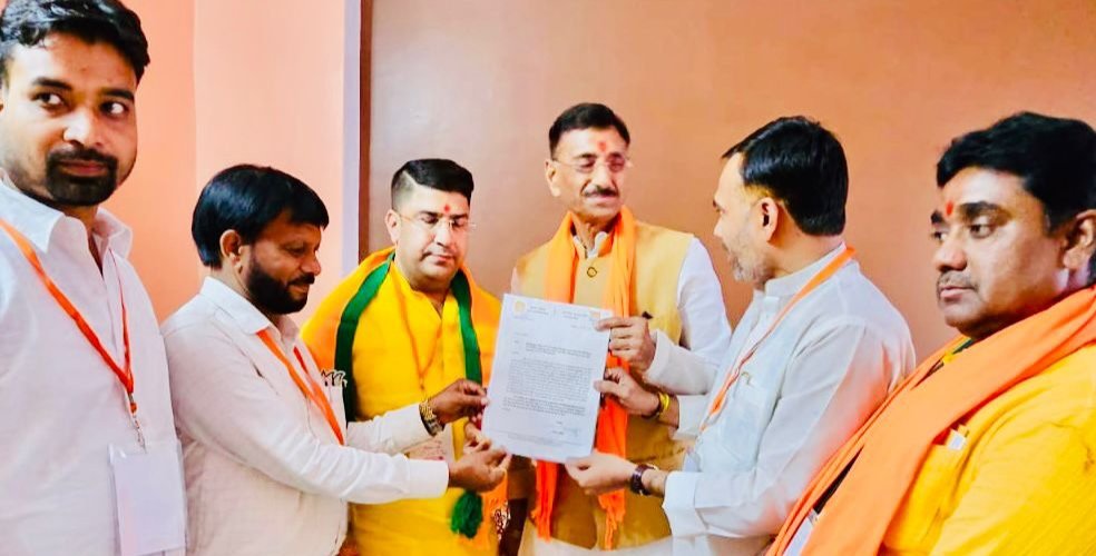 बोकारो एयरपोर्ट को लेकर कुमार अमित ने केन्द्रीय मंत्री संजय सेठ को सौंपा ज्ञापन