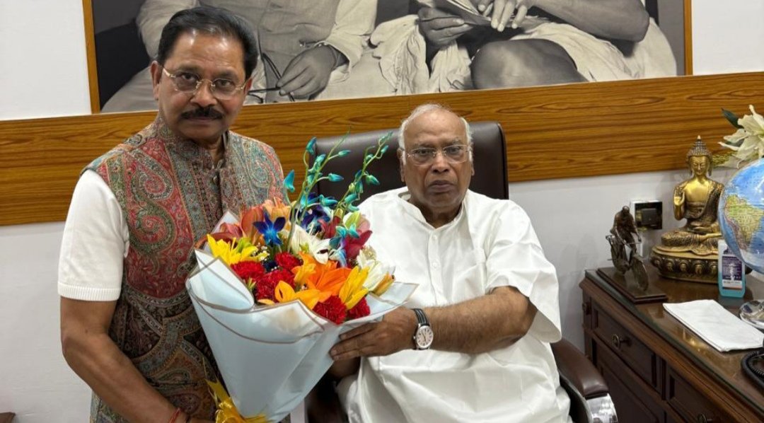 पूर्व सांसद धीरज प्र साहू ने की कांग्रेस अध्यक्ष मल्लिकार्जुन खड़गे से शिष्टाचार मुलाकात