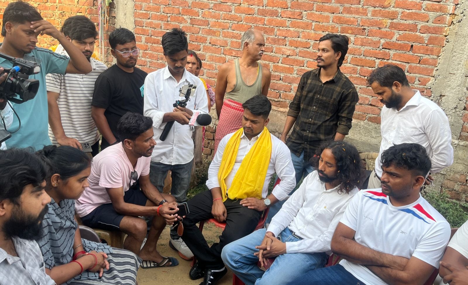 18 माह की मासूम अदिति पांडे मामले में परिजनों से मिले विधायक जयराम महतो एवं जेएलकेएम केंद्रीय वरीय उपाध्यक्ष देवेन्द्र नाथ महतो