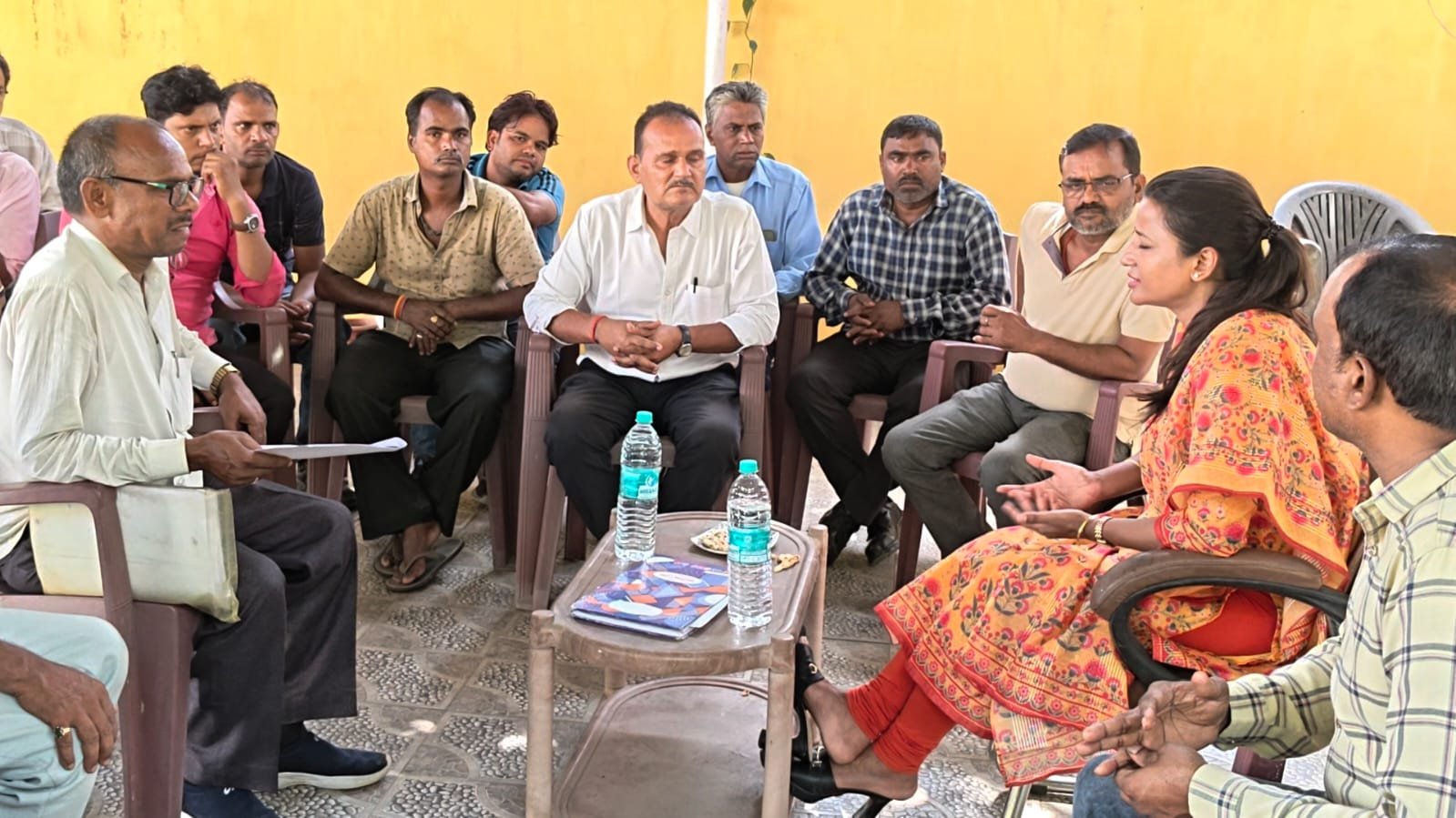 पूर्व विधायक अंबा प्रसाद का लगा जनता दरबार