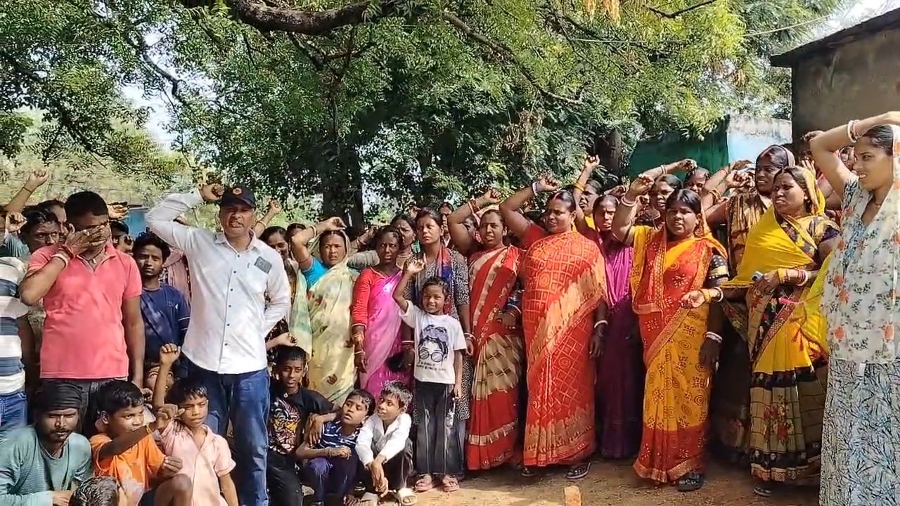 सीसीएल प्रबंधन द्वारा नोटिस बांटने पर स्थानीय ग्रामीणों ने जताया विरोध