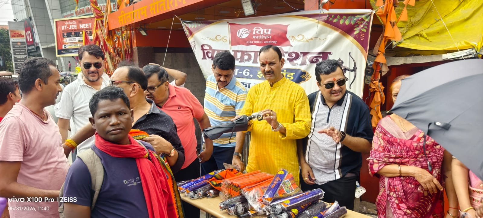 विप्र फाउंडेशन झारखंड ने छाते व गमछा वितरित किया