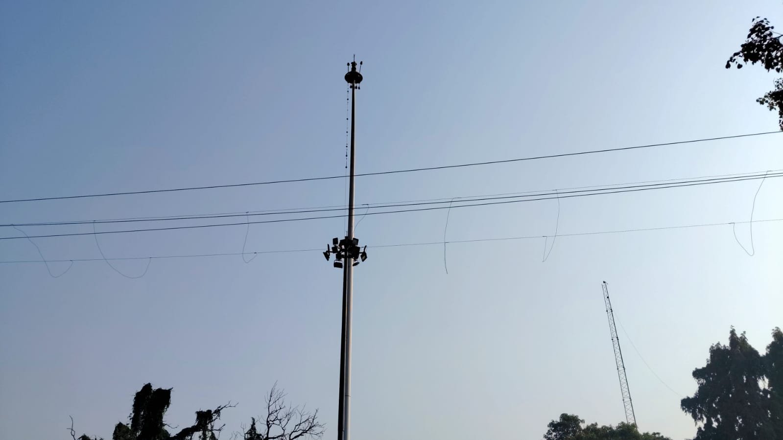 फटा हुआ मोन्यूमेंटल फ्लैग को उतारे जाने के बाद पुनः नहीं लगा मोन्यूमेंटल फ्लैग