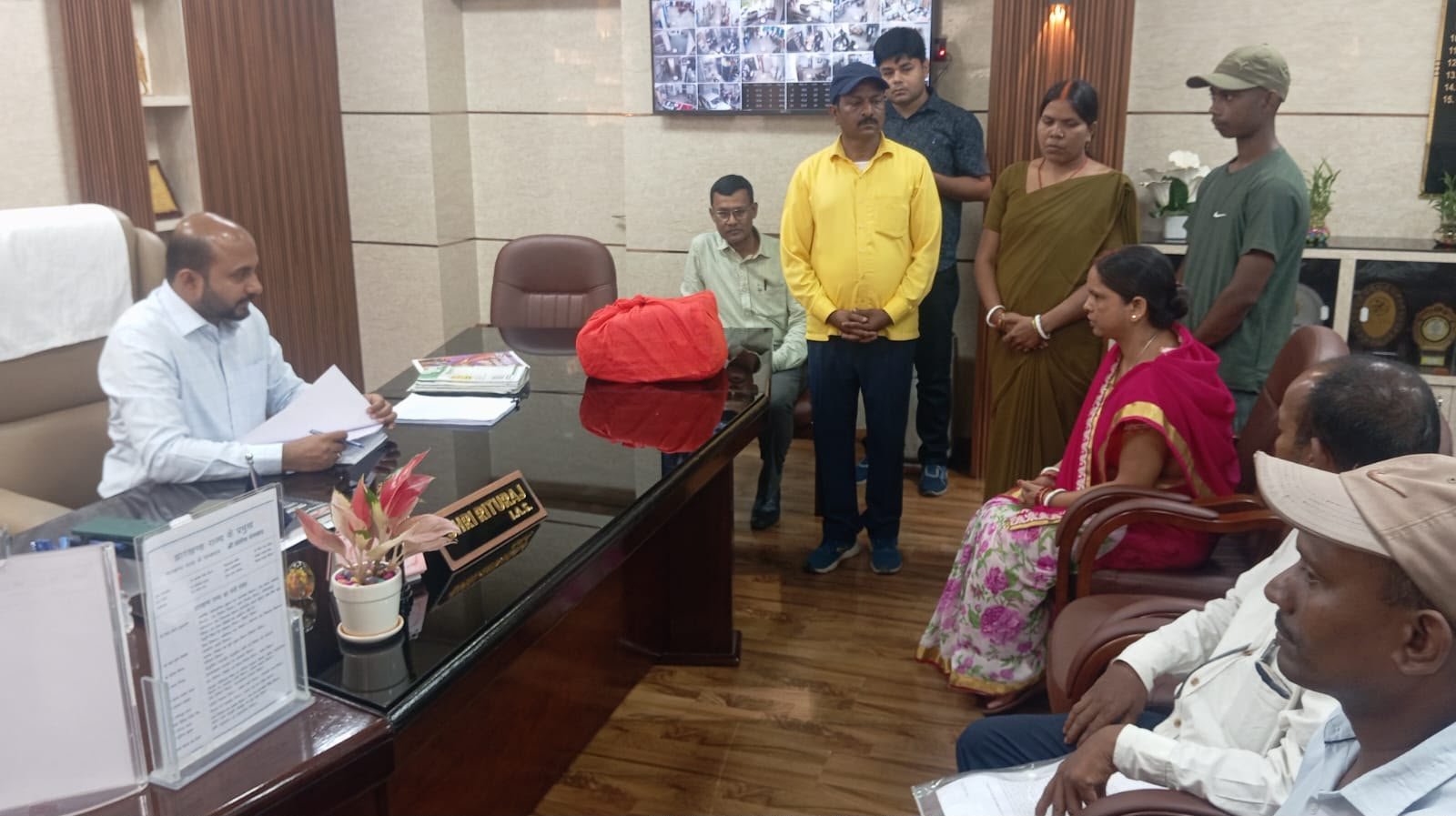 जनता दरबार मैं उपायुक्त ने सुनी लोगों की समस्याएं