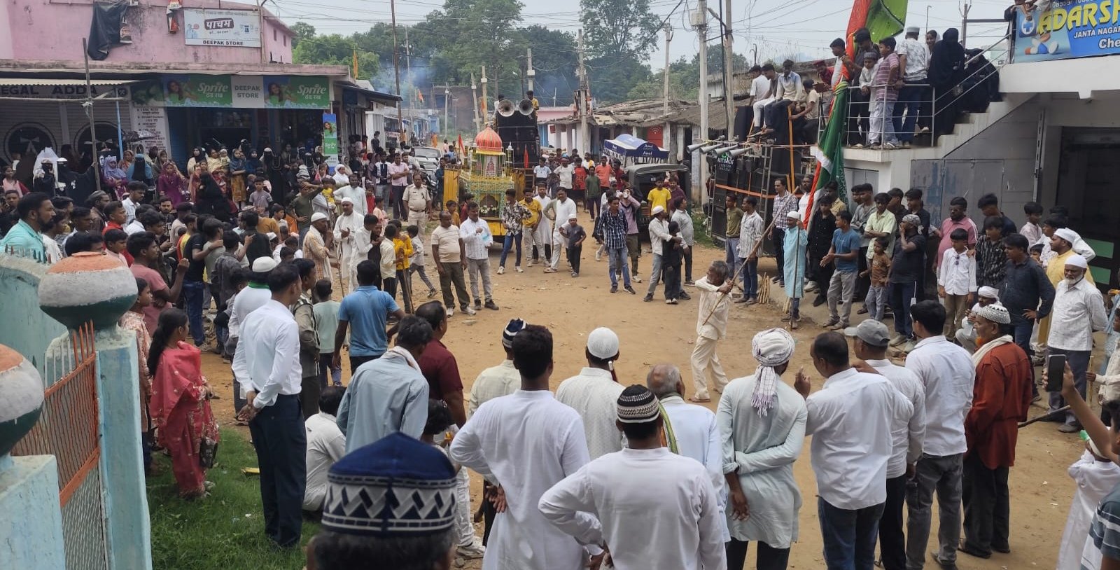 मुहर्रम के पहलाम के अवसर पर पतरातू क्षेत्र में मुस्लिम धर्मावलंबियों ने ताजिया के साथ निकाली जुलूस