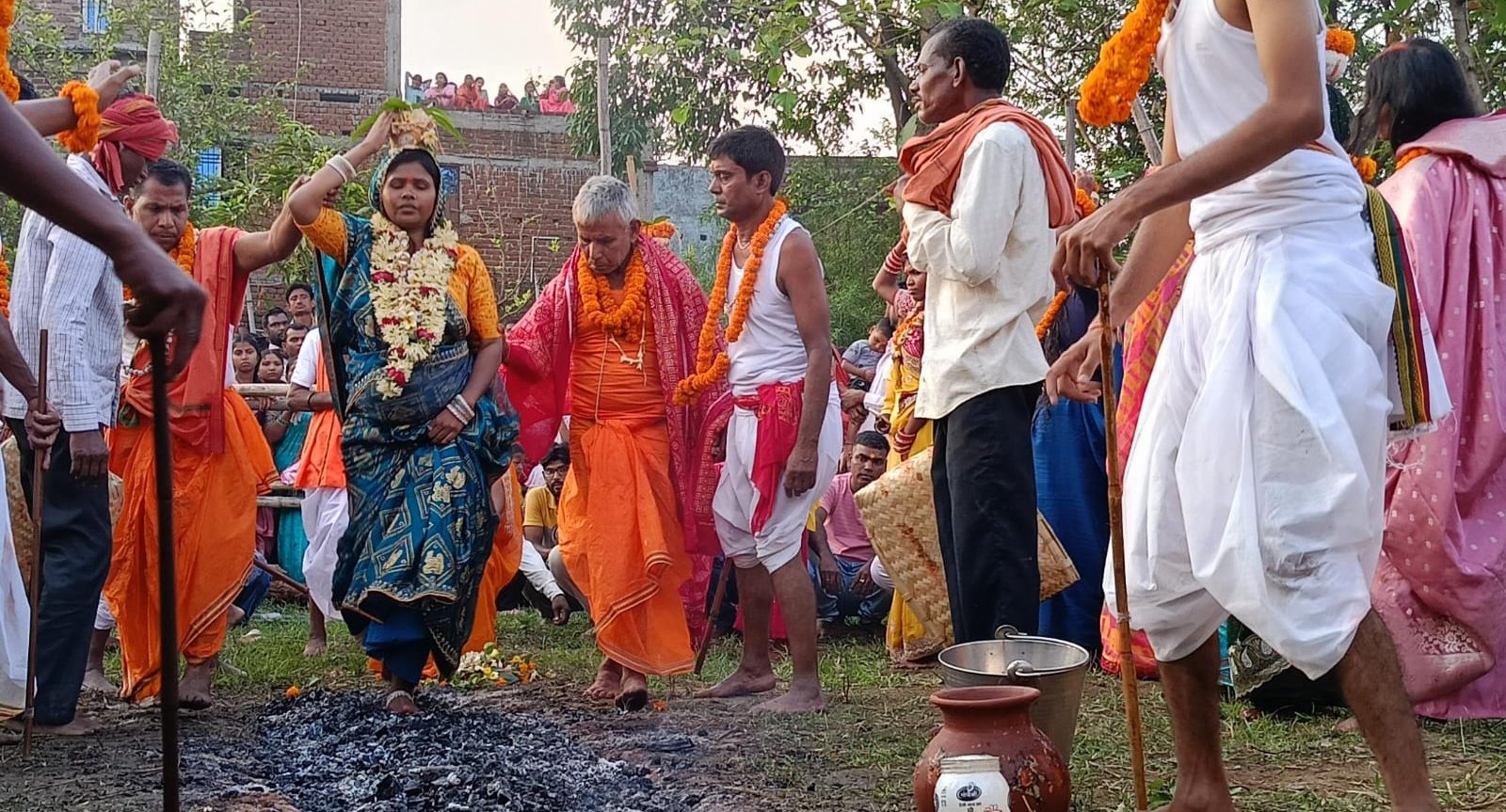 मंडा पूजा में नंगे पैर आग पर चलकर दी परीक्षा
