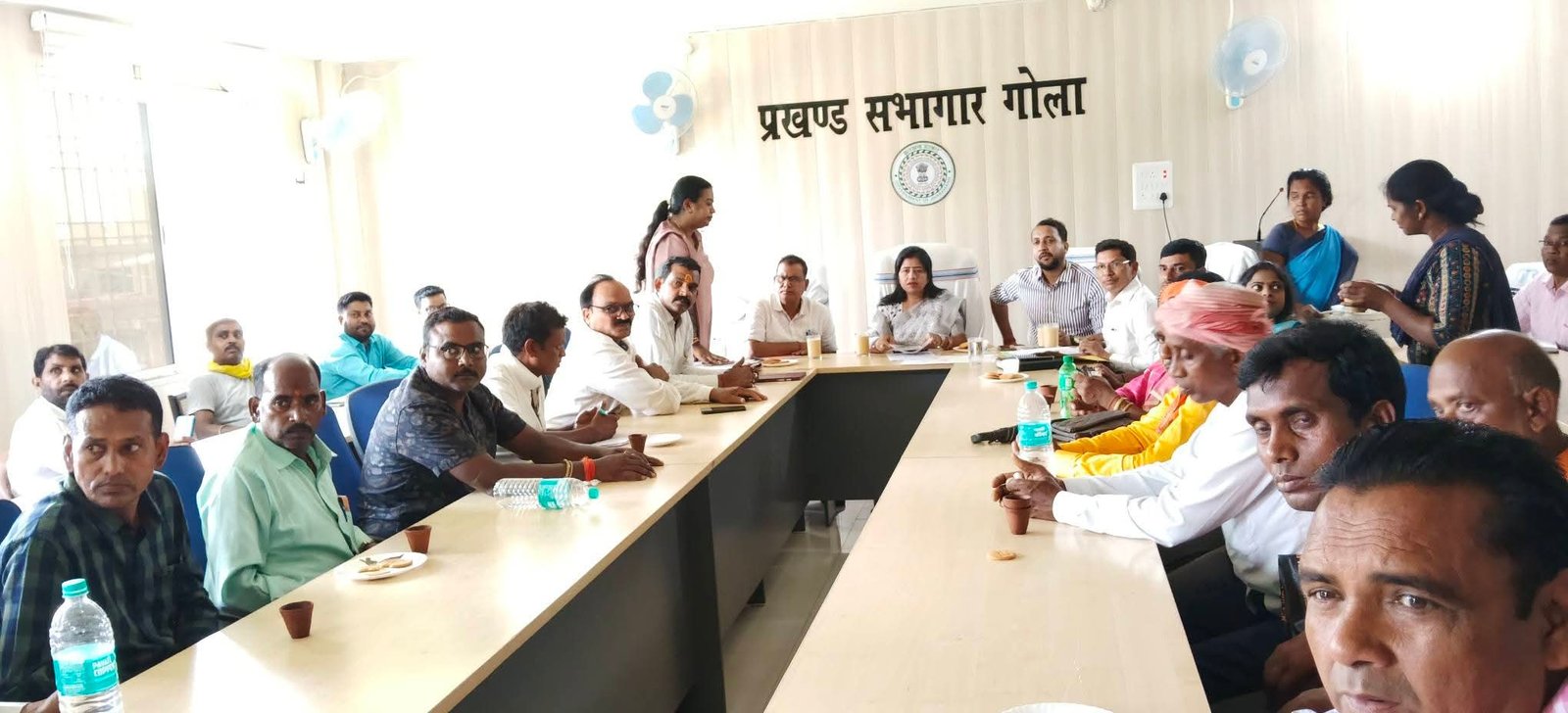 गोला डेली मार्केट को मॉडल मार्केट के रूप में विकसित करने को लेकर बैठक आयोजित