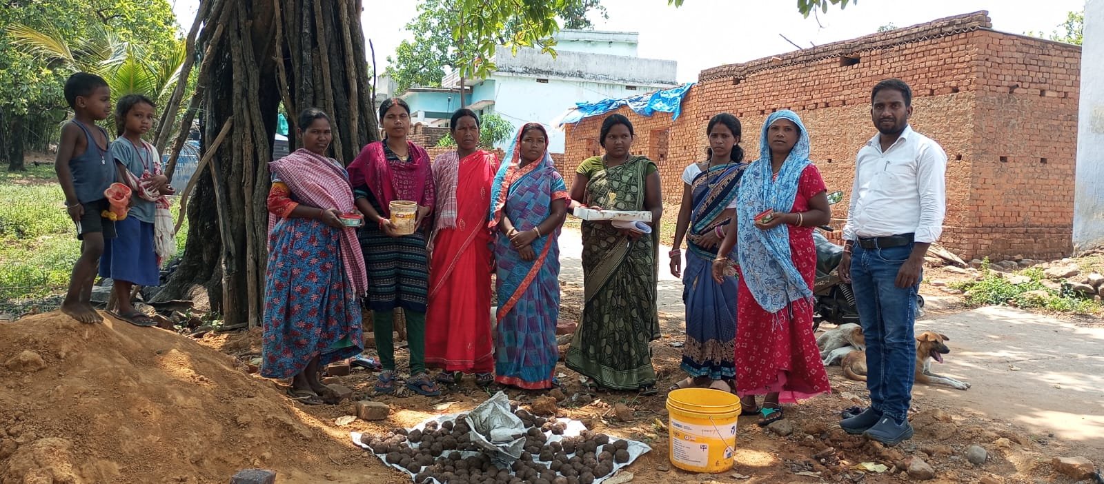विश्व पर्यावरण दिवस से पहले भूताही गांव में तैयार किए गए बीज बॉल