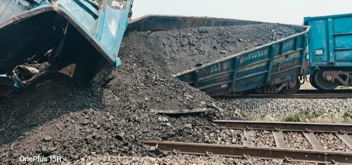 मालगाड़ी के पटरी से उतरने के कारण बरकाकाना स्टेशन से गुजरने वाले ट्रेनों को दिशा परिवर्तन कर चलाया गया, कुछ ट्रेनों को किया गया रद्द