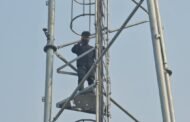 म्यूटेशन नहीं होने पर 40 फीट ऊंचे टावर पर चढ़ा युवक