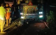 अनियंत्रित ट्रक ने फास्ट फूड दुकान में मारी टक्कर, युवक गंभीर घायल, बाइक क्षतिग्रस्त