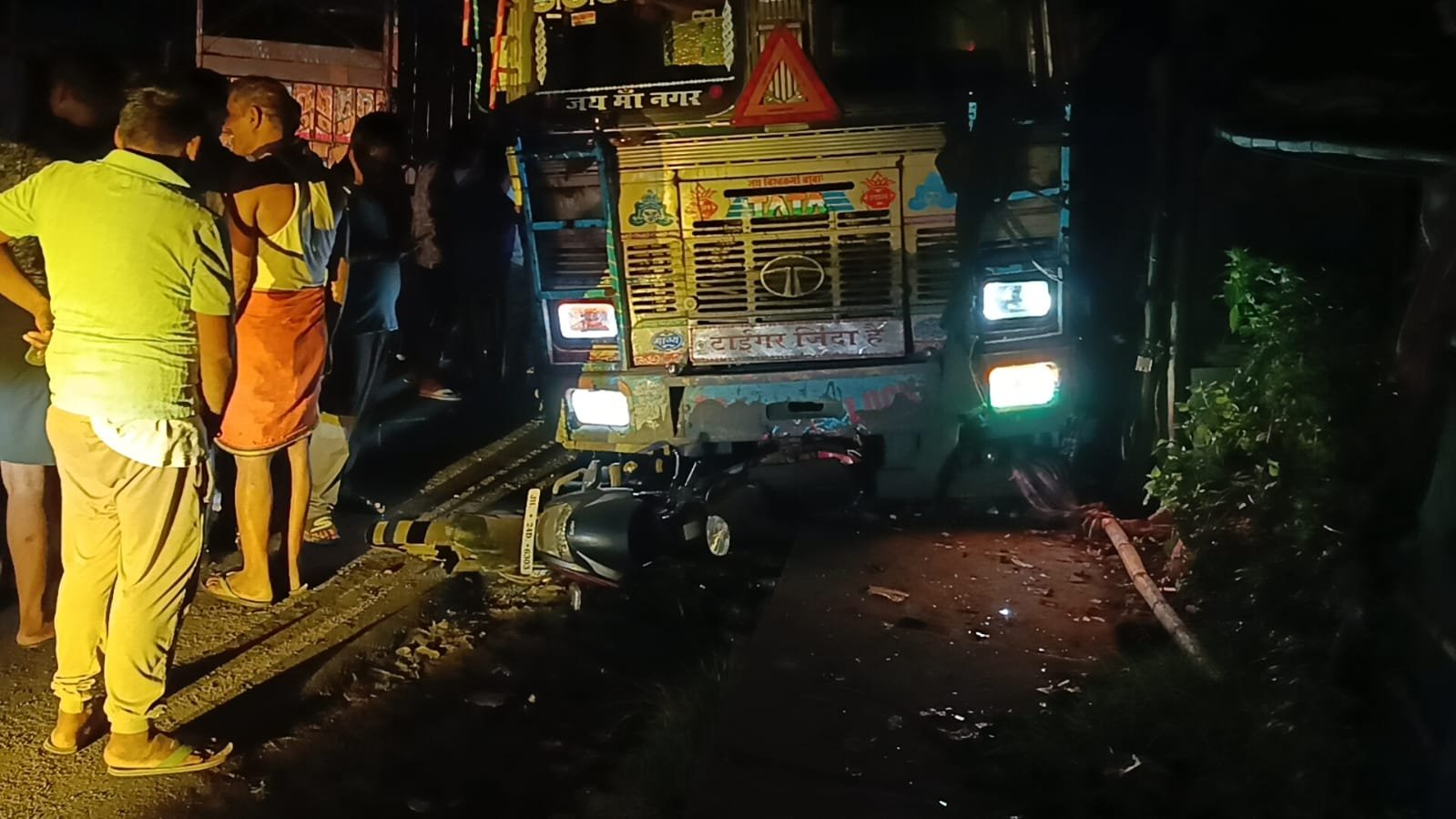 अनियंत्रित ट्रक ने फास्ट फूड दुकान में मारी टक्कर, युवक गंभीर घायल, बाइक क्षतिग्रस्त