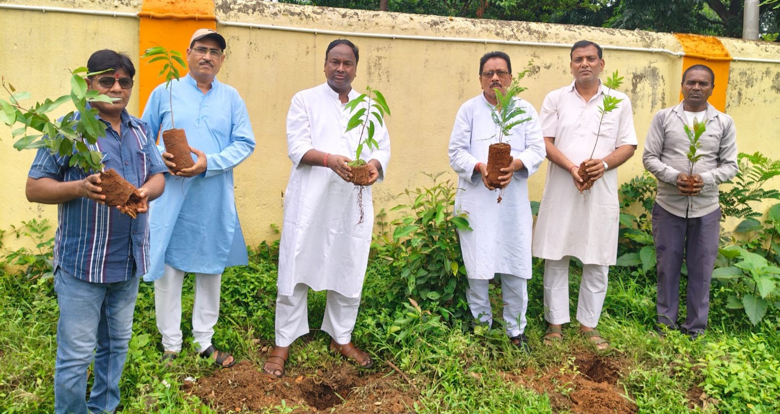 सरस्वती विद्या मंदिर में वृक्षारोपण कर पर्यावरण संरक्षण का दिया संदेश