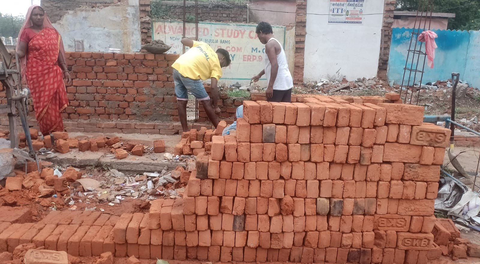 बरकाकाना स्टेशन निर्माण कार्य में घटिया सामग्री का हो रहा है उपयोग